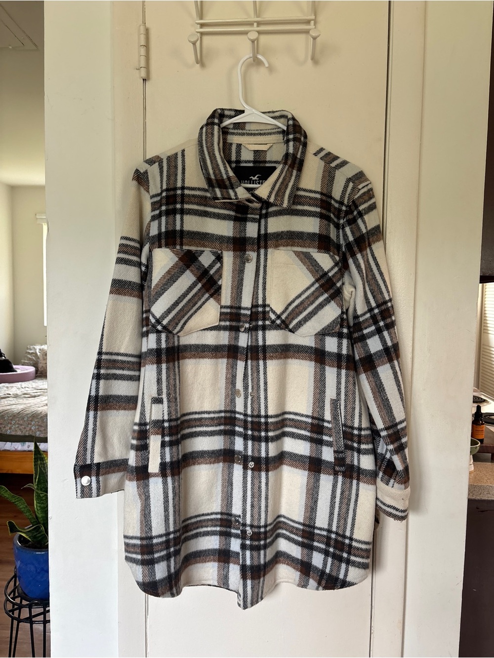 Hollister Plaid Button-Front Shacket in Cream, Brown & Black